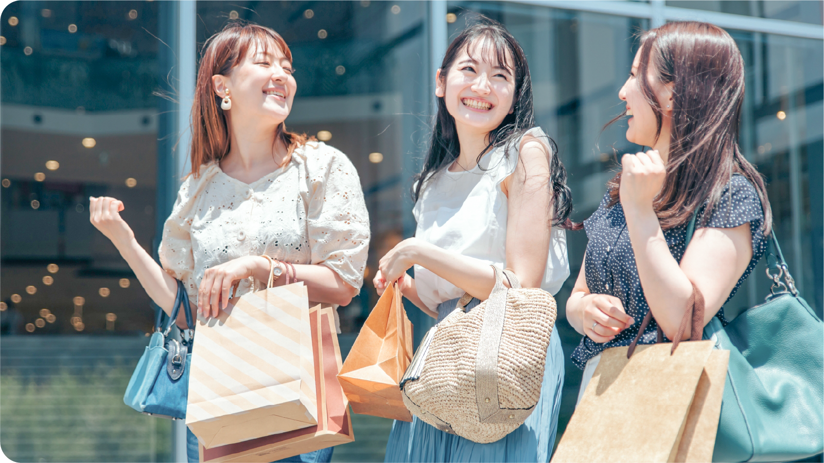 買い物を楽しむ女性たち